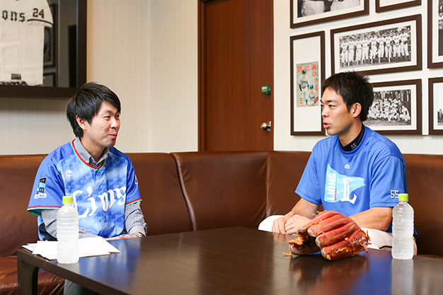 写真：二川直和さんと秋山翔吾選手