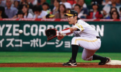 写真：昨年、小久保選手は一塁手として三井ゴールデン・グラブ賞を受賞（写真提供：福岡ソフトバンクホークス）