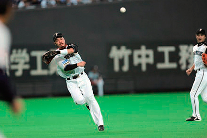 写真：小谷野栄一選手 すばやい送球で確実にランナーを刺す